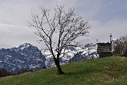 69 Vista verso la cappella con Corna Grande e La Cornetta sullo sfondo